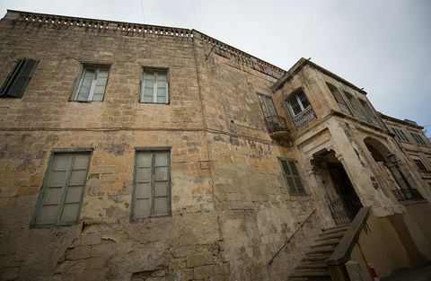 valletta, malta 26 kasım 26 kasım 2015'te valletta, malta'da villa guardamangia'nın dış cephesi görülüyor. Valletta'nın bakıma muhtaç hale gelen ve bakıma muhtaç hale gelen, İngiliz hükümdarının kraliçede yaşadığı İngiltere dışındaki tek evdir. mülk, kocası, edinburgh dükü malta'da görev yapan bir kraliyet donanması subayı olarak görev yaptığında, fotoğraf matt cardygetty tarafından Görüntüler