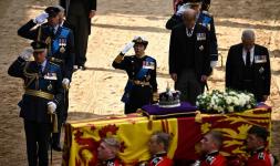 Kate Middleton, Majestelerinin Nadir Görülen İnci Broşuyla Kraliçe'yi Anıyor