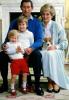 Prenses Charlotte, Kraliyet turunda Prens Harry'nin el-ayakkabısını giyiyor