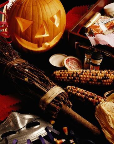 Cadılar Bayramı partisi süslemeleri: Jack-o-lantern, cadının süpürgesi, kurutulmuş mısır, maske ve makyaj