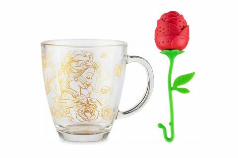 prenses belle altın detaylı temiz kupa ve yeşil saplı kırmızı gül çay demlik