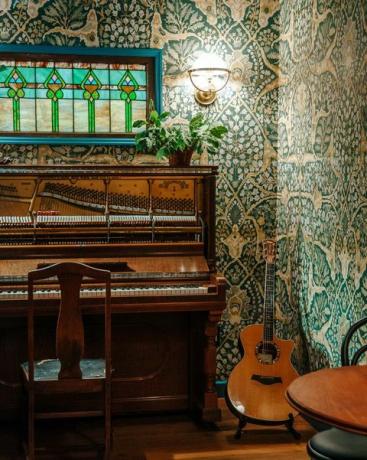 müzik odası, yeşil çiçekli duvar kağıdı, piyano