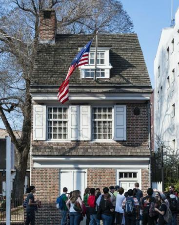 betsy ross'un evi, ilk amerikan bayrağının yapımcısı, betsy