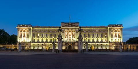 Londra, Greater London, İngiltere, İngiltere'de alacakaranlıkta Buckingham Sarayı'nın geniş açılı görünüş.