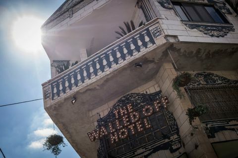 İngiliz Sanatçı Banksy Bethlehem Duvarlı Otel Açtı