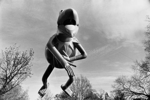 1990 macy'nin şükran günü geçit töreninde kurbağa balonunu kermit