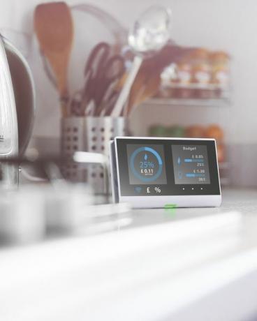 bir evin mutfağındaki akıllı sayaç, gün için mevcut enerji maliyetlerini ekranda gösteriyor, kendi tasarımım lütfen mülkiyet iznine bakın