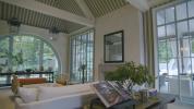 Zoë Feldman'ın 2022 Evimizin Tamamındaki Oturma Odasında Büyük Bir Kemerli Pencere Bulunmaktadır