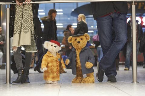 Heathrow Noel reklamı - Steiff Heathrow Havaalanı'nda Doris ve Edward Bair taşıyor