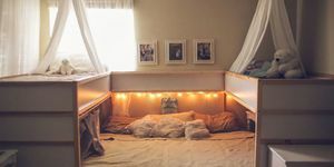 Texas çift Elizabeth ve Tom Boyce ve beş çocukları Ikea aile yatağı kesmek. Bu mega yatak iki Ikea kura yatağı kullanılarak yapılmıştır.