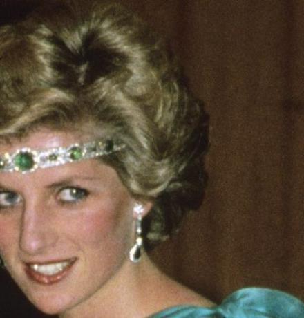 melbourne, avustralya 31 ekim prens charles, galler ve diana prensi, galler prensesi, david ve elizabeth emanuel tarafından tasarlanan yeşil saten bir gece elbisesi giyiyor ve kafa bandı olarak bir zümrüt kolye, 31 Ekim 1985'te melbourne, Avustralya'da güney çapraz otelde bir gala yemeği dansına katılın, fotoğraf, anwar husseingetty Görüntüler