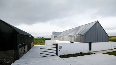 County Down'da McGonigle McGrath tarafından tasarlanan zarif ve basit bir ev olan House Lessans, 2019 RIBA Yılın Evi olarak seçildi