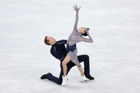 Amerika Birleşik Devletleri takımından madison takozu ve Evan Bates buz dansı serbest dans takımı etkinliği sırasında paten yapıyor