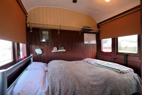 Satılık eski tren istasyonu - rustik yatak odası