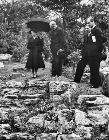 kraliçe elizabeth ii ve en sağdaki prens philip, chelsea çiçek fuarında kaya bahçesine hayranlıkla bakıyor, londra, 20 mayıs 1952 bahçe winkfield manor fidanlıkları tarafından tasarlandı ascot photo by george w halesfox photoshulton arşivgetty Görüntüler