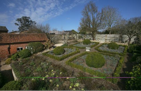 Oxfordshire'da satılık içinde oyulmuş nadir cadı işaretleriyle ikinci derece koruma altındaki kır evi